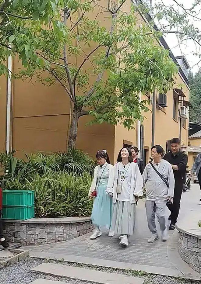 谢娜回四川老家宣传非遗，与父母手牵手超有爱