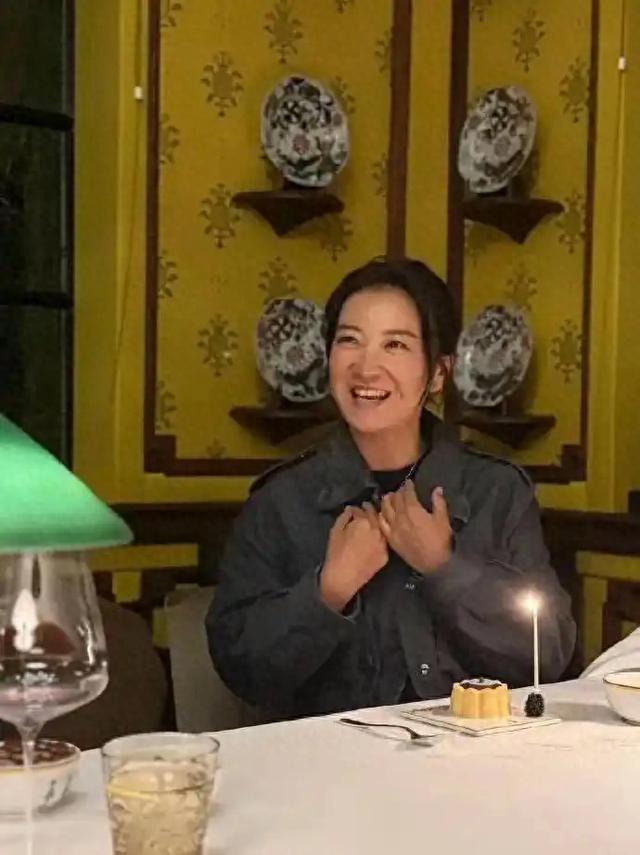贾玲43岁庆生照曝光,网友:本人超瘦,谁说她复胖了？