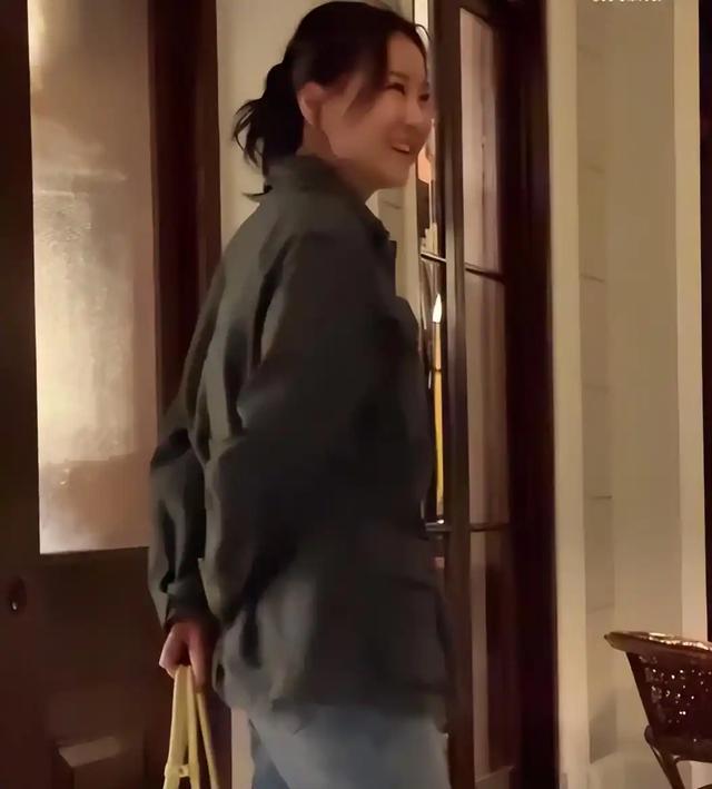 贾玲43岁庆生照曝光,网友:本人超瘦,谁说她复胖了？