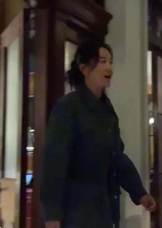 贾玲43岁庆生照曝光,网友:本人超瘦,谁说她复胖了？