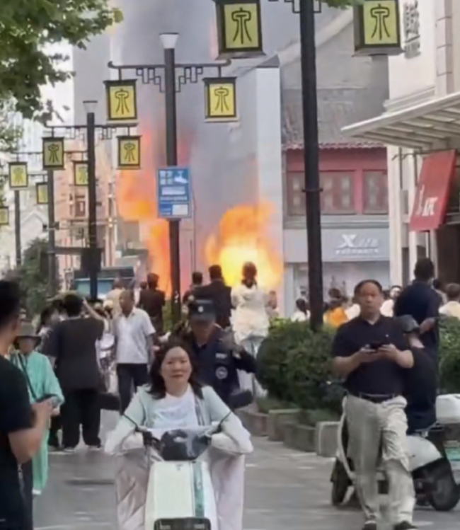 山东济南一广场发生爆炸
