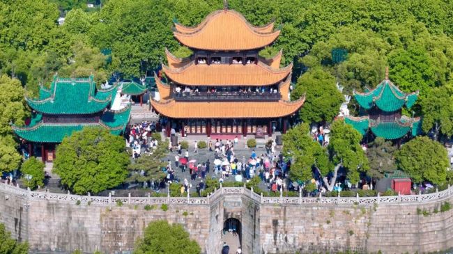 五一湖南岳阳文旅上演三连跳增长 景区人气爆棚