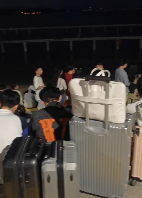 凌晨4点半武汉东湖凌波门人山人海