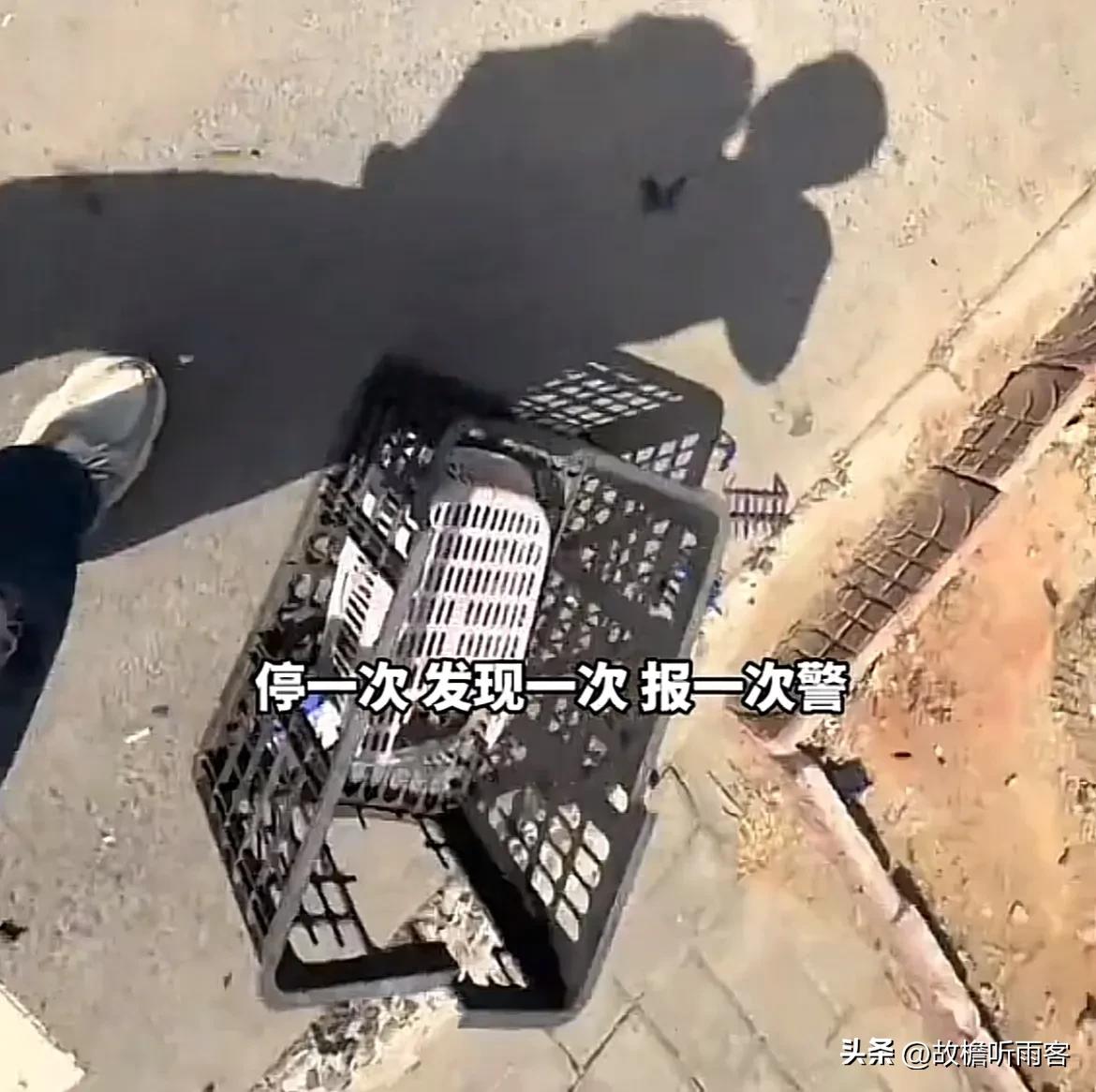 商家用篮筐私占车位 男子一脚踢开，解气！