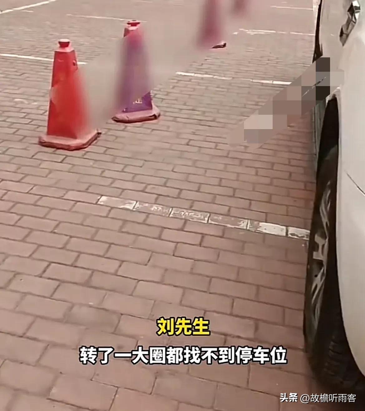 商家用篮筐私占车位 男子一脚踢开，解气！
