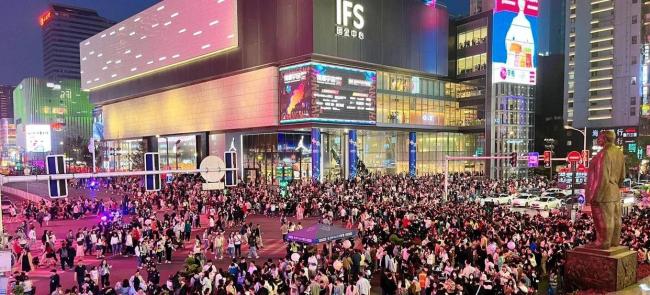 五一敦煌月牙泉景区目之所及全是人 出征匈奴的大军再现
