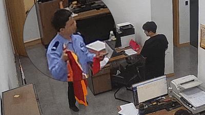 00后新警收到锦旗变显眼包