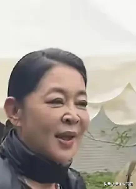 倪萍现身杭州头顶白发明显 优雅自信不惧岁月