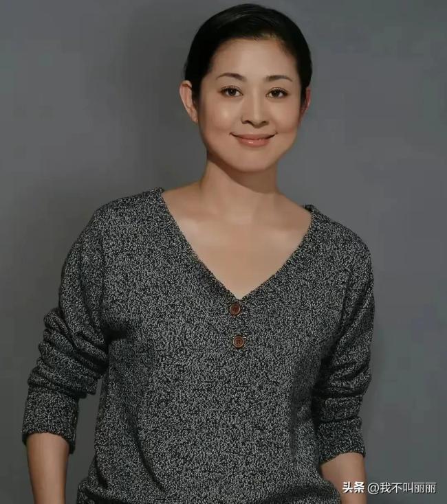 倪萍现身杭州头顶白发明显 优雅自信不惧岁月