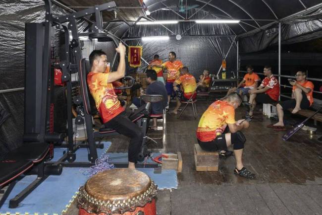 在广州为何房东痴迷扒龙船，江河湖海陆续上演“飙船”大片