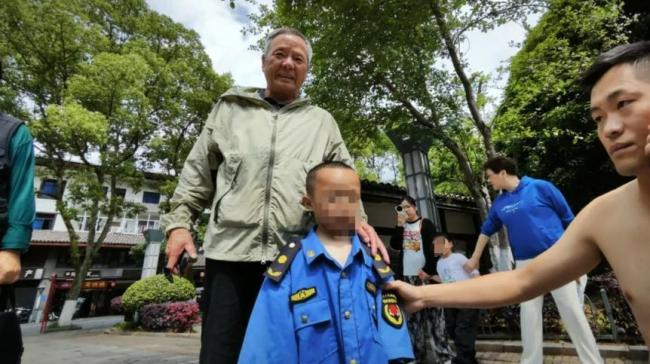 幼儿园保安旅游2天连救6人 英勇事迹感动众人
