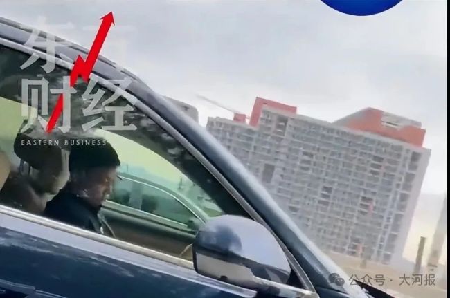 网友以为余承东开车睡着打招呼秒回 驾驶安全引争议