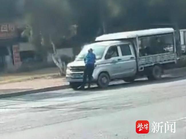 当地通报摊贩驾车顶行执法者