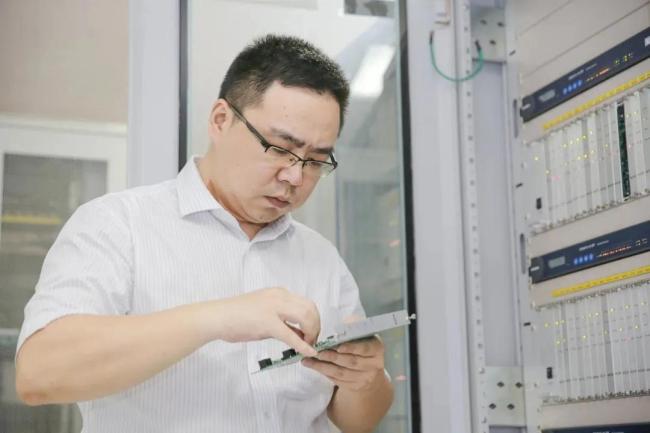 欧洲大停电 中国一电工意外红了 0.13秒恢复电力绝技