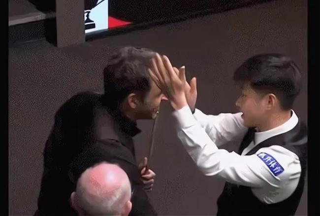 赵心童用实力赢得国外观众的掌声，连主持人都说中文祝贺他！