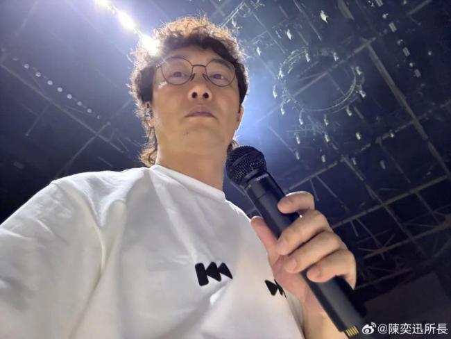 陈奕迅新冠刚康复 在演唱会上爆咳