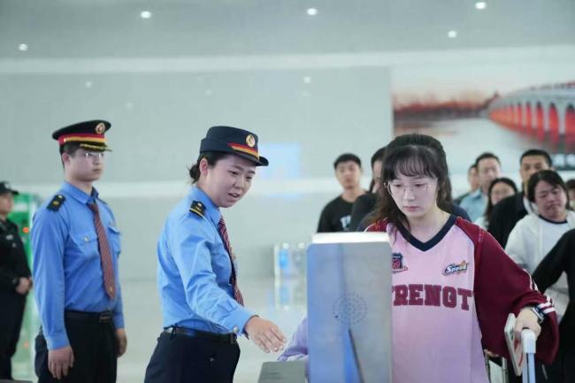 [北京]五一假期期间往返京津间的客流激增 铁路加开多列列车应对