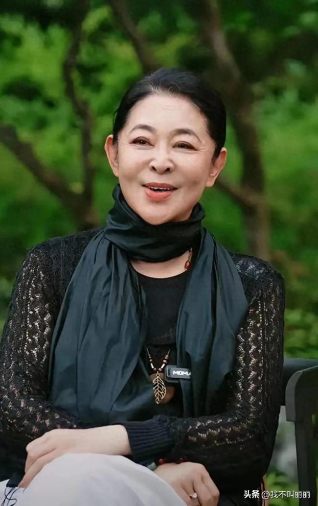 倪萍现身杭州头顶白发明显