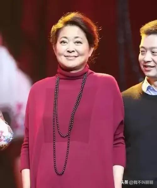 倪萍现身杭州头顶白发明显 优雅自信不惧岁月