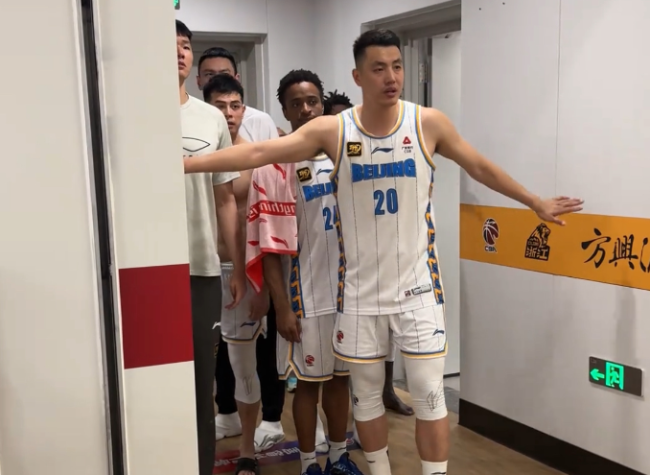 北京老将拦住队友卷入赛后冲突 这是队长该有的样子