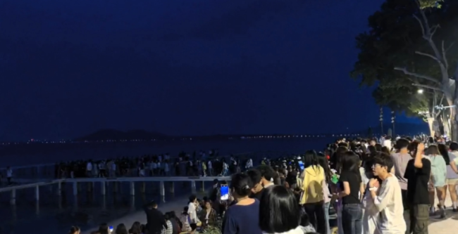 凌晨4点半武汉东湖凌波门人山人海 五一假期首日游人如织