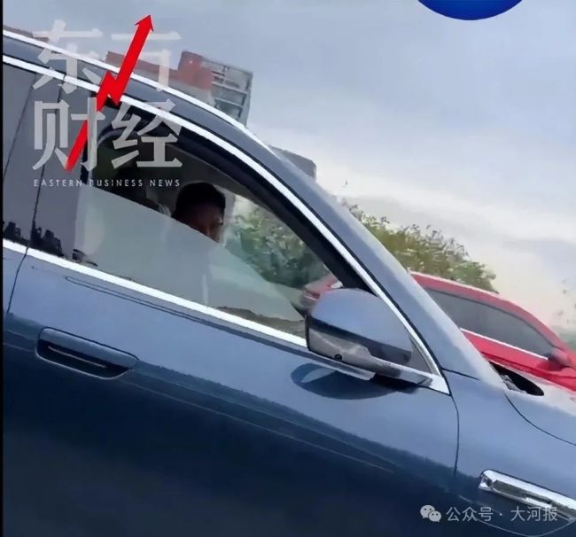 网友以为余承东开车睡着打招呼秒回 驾驶安全引争议