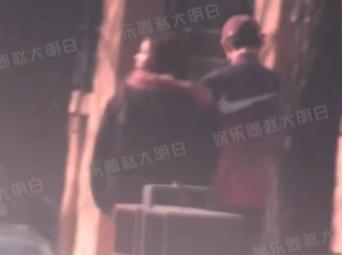 19岁荣梓杉恋情疑曝光，街边撅屁股逗混血美女，熟练抽电子烟