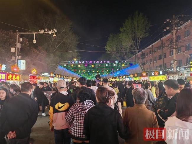哈尔滨夜市百米路像走几公里 人潮涌动美食多