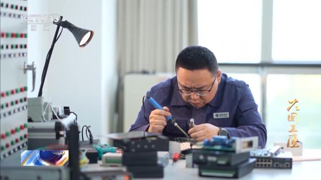 欧洲大停电 中国一电工意外红了 0.13秒恢复电力绝技