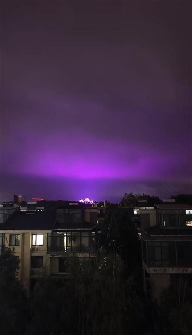 济南雨后现“紫色夜空” 官方回应 正常现象无异常