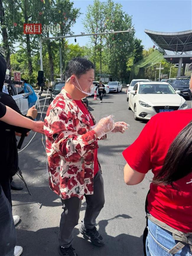 卤鹅哥高速路口投喂游客