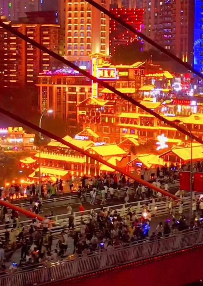 五一重庆动物园游客爆满