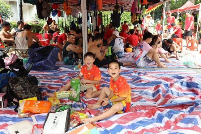 在广州为何房东痴迷扒龙船，江河湖海陆续上演“飙船”大片
