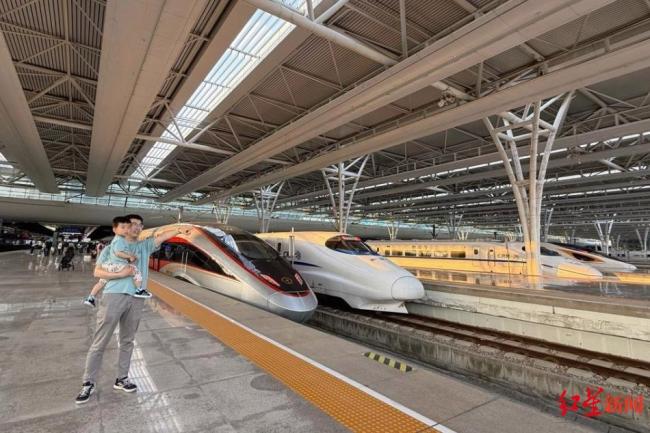 男子乘火车旅行刷新吉尼斯纪录：24小时内乘火车旅行5887.76公里