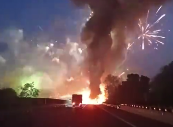 二广高速一载有烟花爆竹的货车起火 现场噼里啪啦