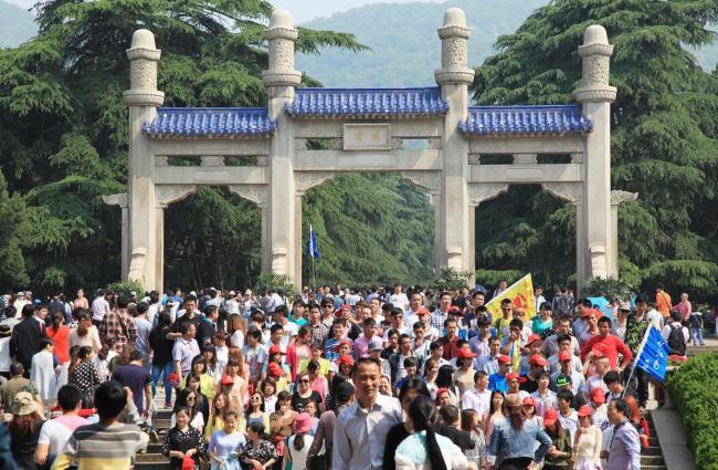 五一敦煌月牙泉景区目之所及全是人 出征匈奴的大军再现