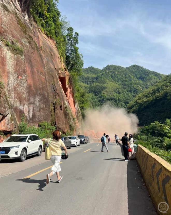贵州赤水丹霞大瀑布附近山体塌方车辆被埋，景区：无伤亡，道路已恢复