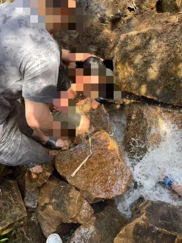 在网红打卡点挖萤石，杭州9岁男童被滚落的石头压住，消防紧急提醒