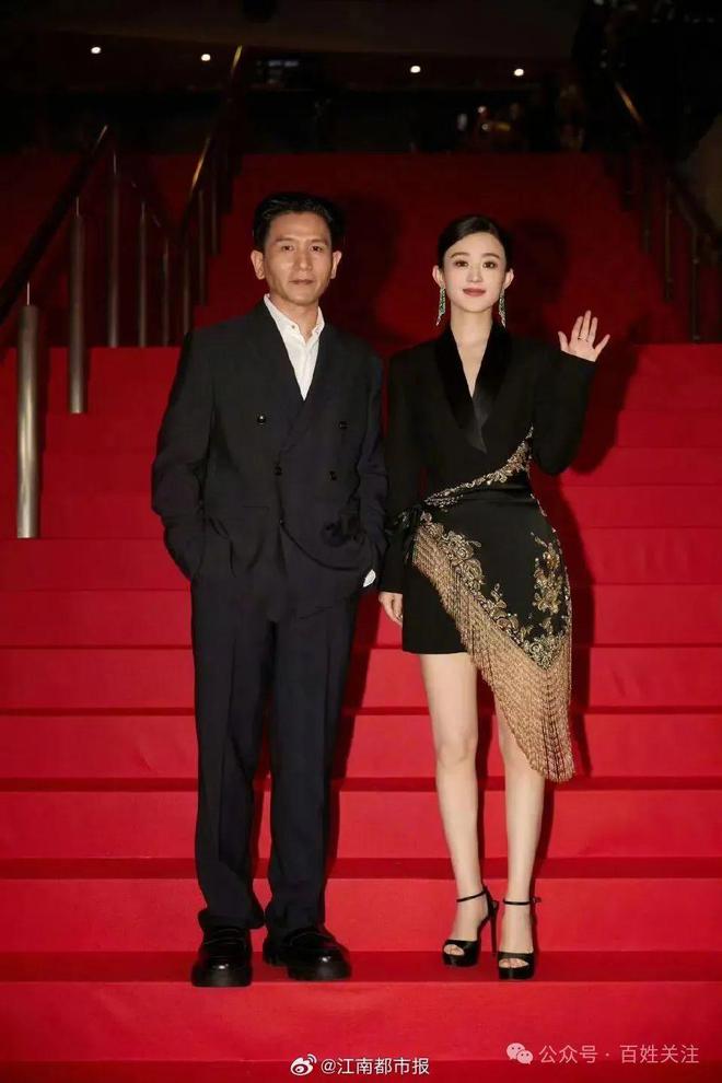 赵丽颖新恋情疑曝光！导演赵德胤现身小区帮带孩子