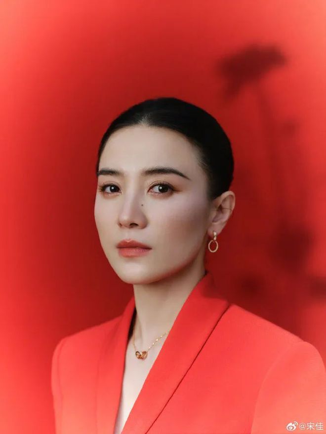 演员宋佳，在《人民日报》撰文