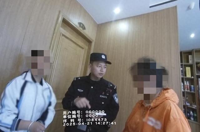 母女就餐1小时未动筷只顾“玩手机”,老板报警阻止电诈骗局