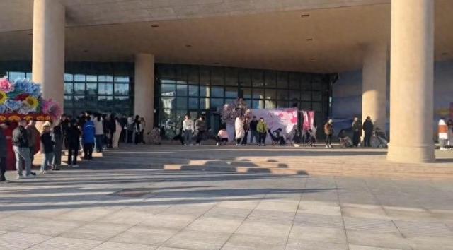 各地新人涌到“爱情圣地”赛里木湖登记结婚：有人裹被子排队