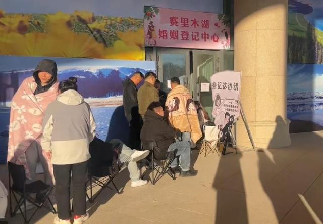 各地新人涌到“爱情圣地”赛里木湖登记结婚：有人裹被子排队