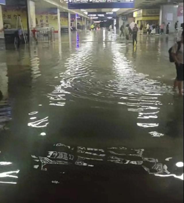 武昌火车站因暴雨被淹，火车站回应：目前积水已经排干净