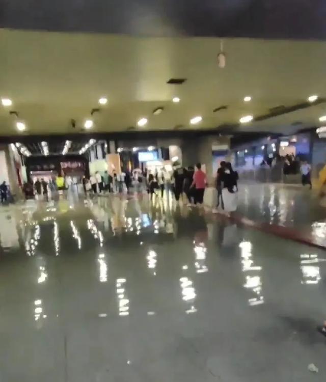 武昌火车站因暴雨被淹，火车站回应：目前积水已经排干净
