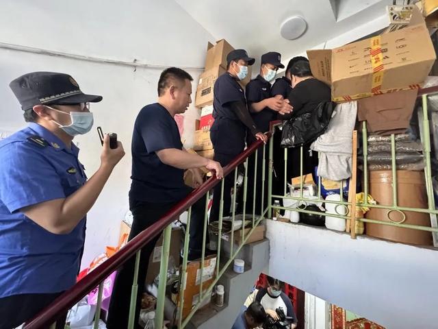 老人将废品堆满楼道邻居被迫搬走 网友：隔着屏幕都不敢喘气