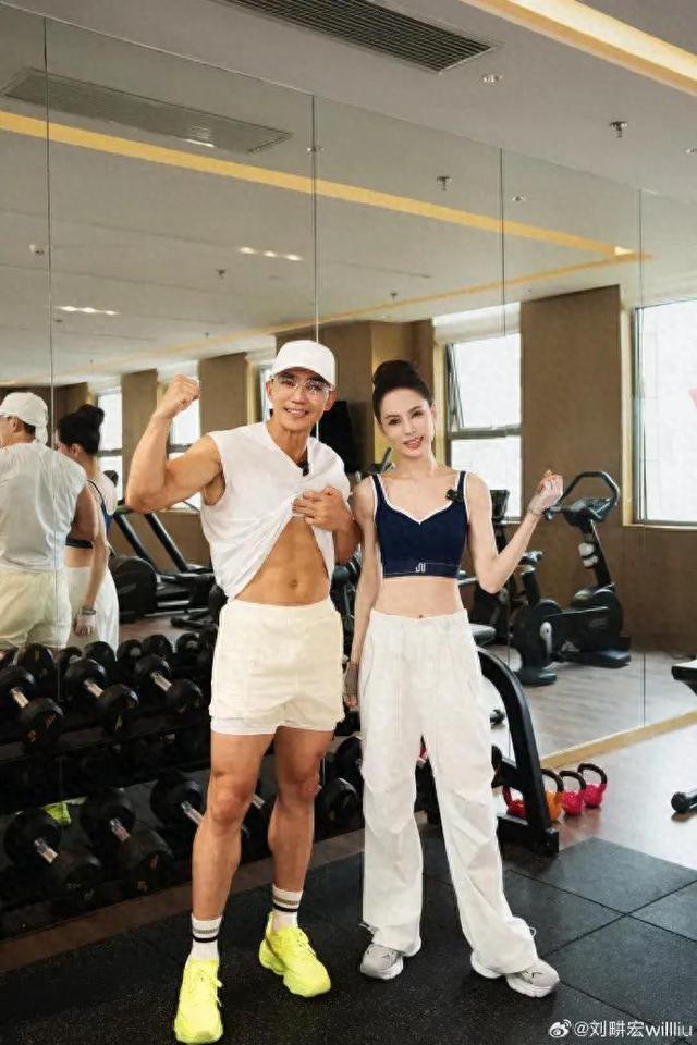 58岁李若彤晒与刘畊宏健身照，曾称健身是自己“救命恩人”