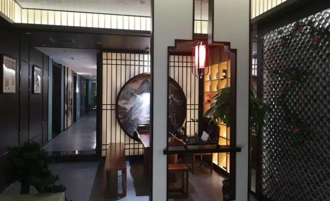 家中查出2亿现金，祖坟挖出3公斤金砖？云南一足浴店老板被指受贿中转站，曾私吞贿款