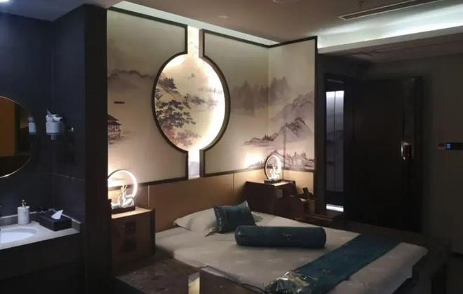 家中查出2亿现金，祖坟挖出3公斤金砖？云南一足浴店老板被指受贿中转站，曾私吞贿款