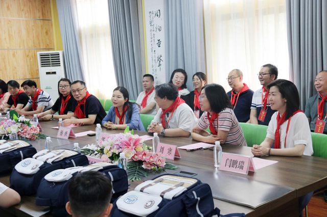 二七区政协教育文化界别一组 “六一”爱心慰问祥云学子